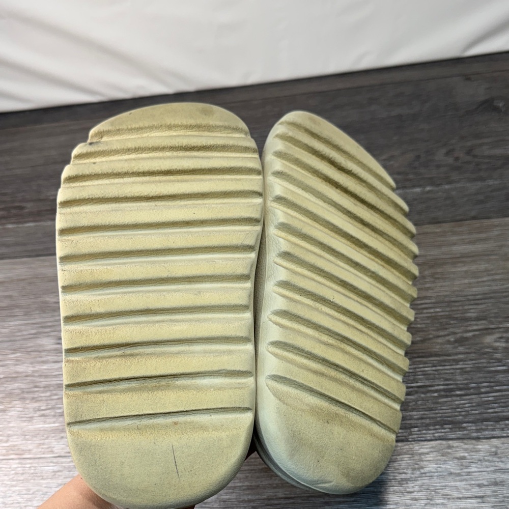 Adidas Yeezy slides Cream / woman’s size 7 (j226) - Picture 8 of 8